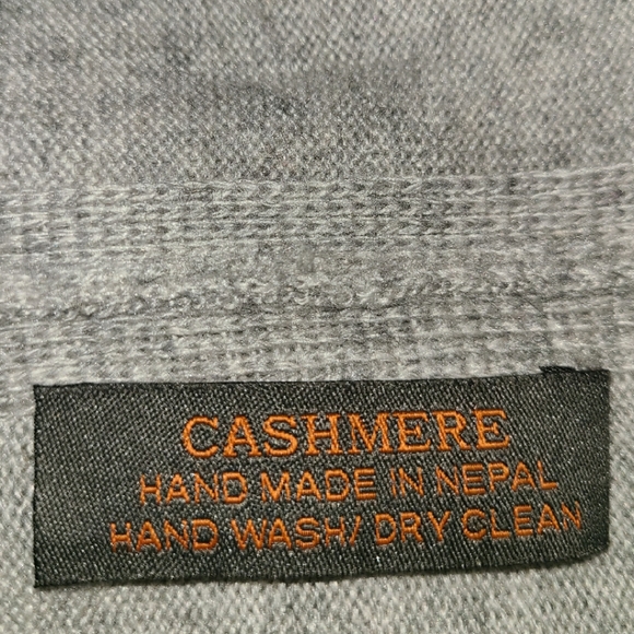 PURE GRAY CASHMERE PONCHO HAND MADE IN NEPAL - Picture 3 of 5